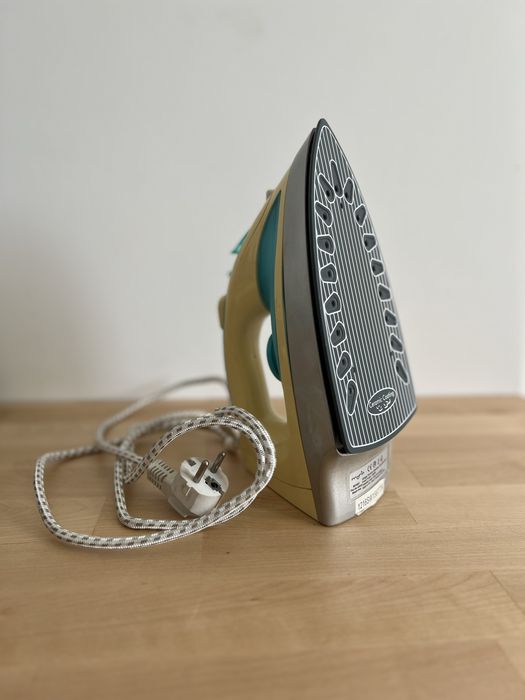 Fier de calcat cu aburi Myria cu talpa ceramica intacta