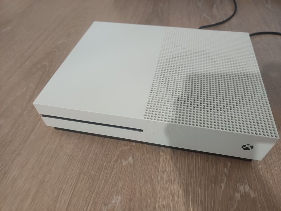 Vând Xbox One S cu 2 controllere , baterii reîncărcabile și joc FC24