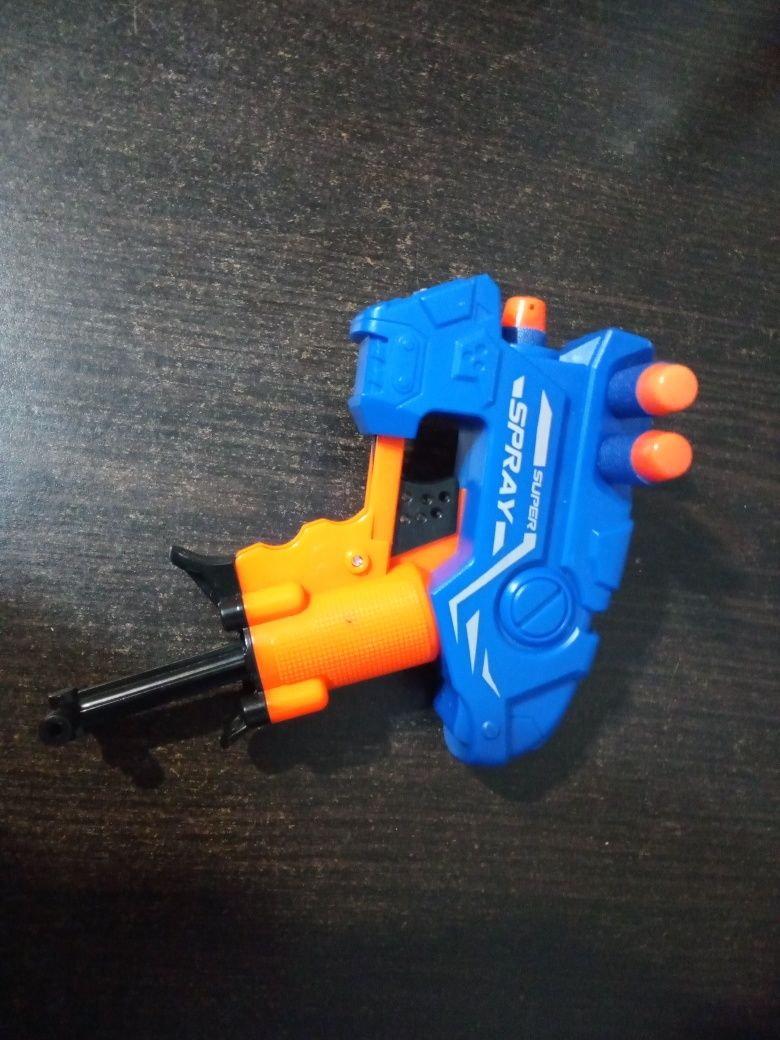 Pistol cu gloanțe de plastic incluse