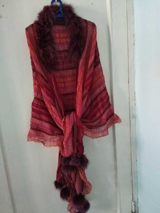 Sharf . Katta. Mo'ynasi bor. Rangi qizil chiziqli