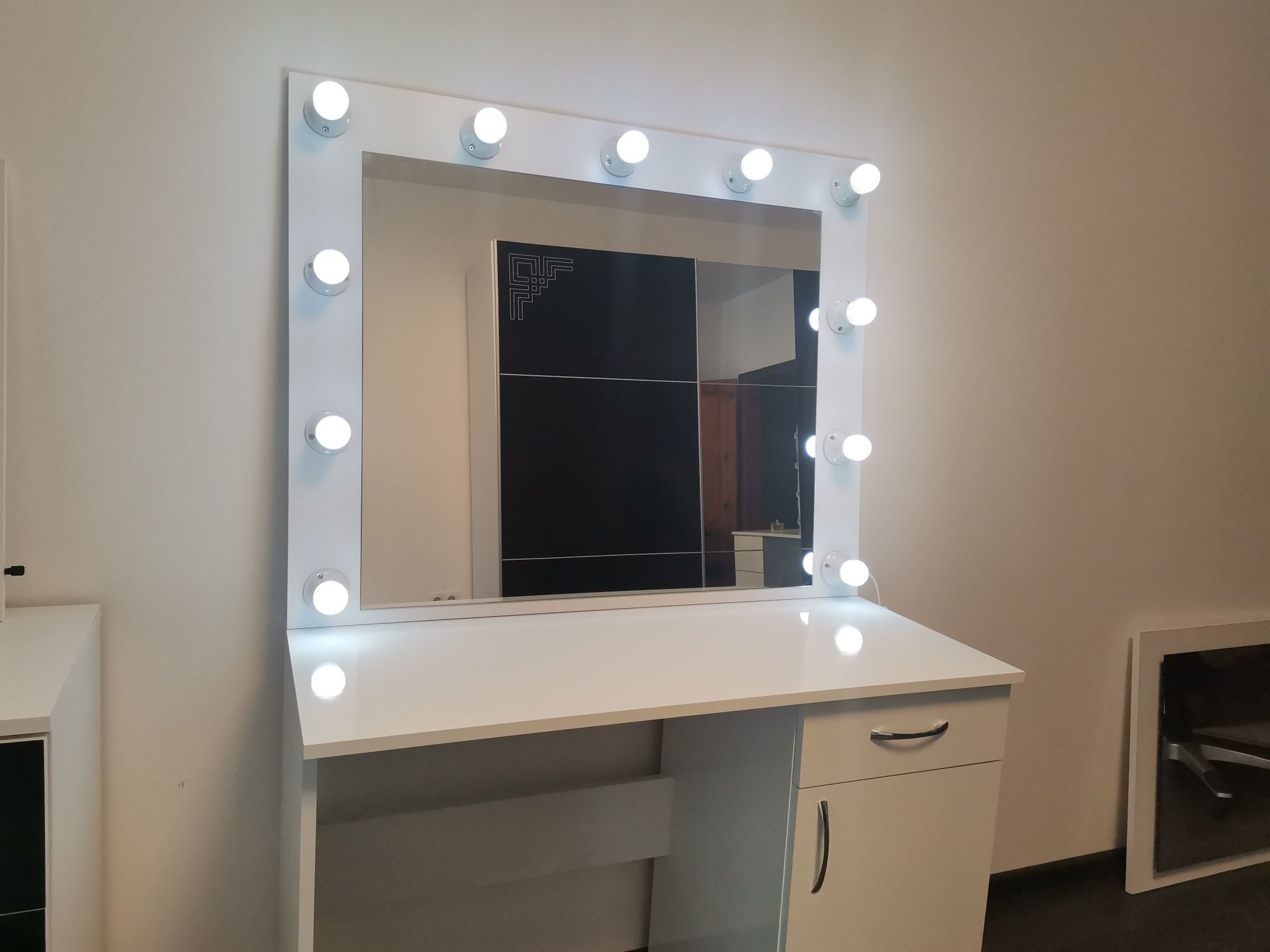 Огледало с осветление за грим и фризьорски салони