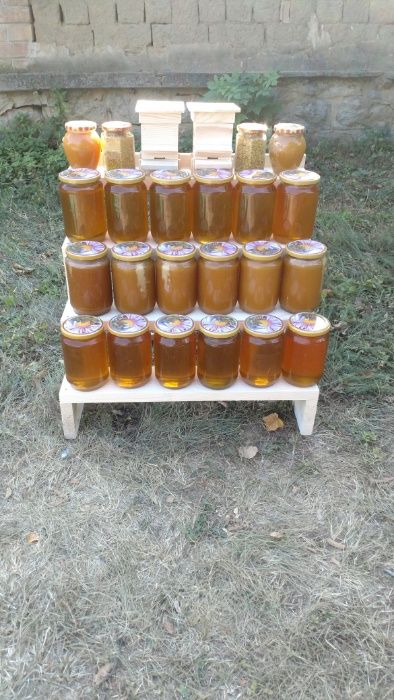 Стелажи за мед и сувенири