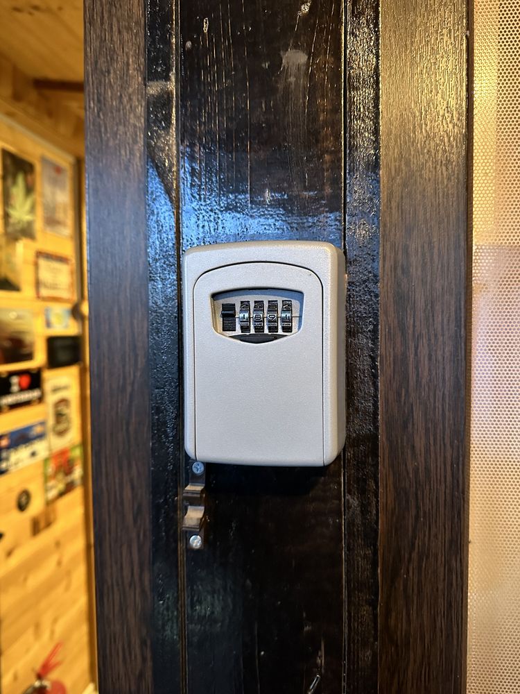 Amazon Box Key / locker Airbnb