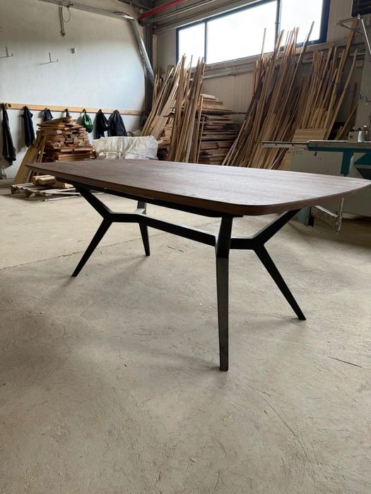 Трапезарна дъбова маса от масив разтегателна