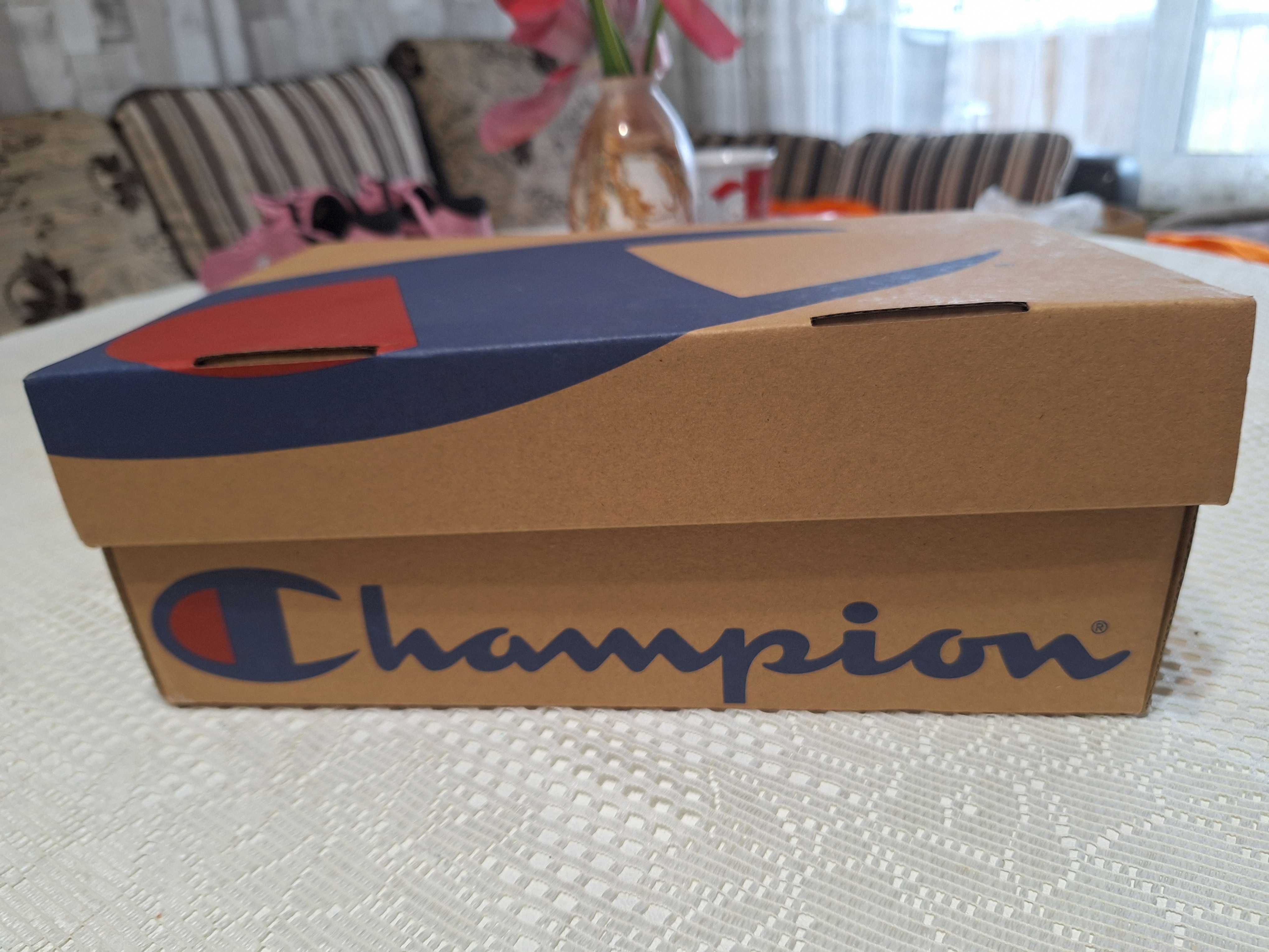 Сникърси на Champion