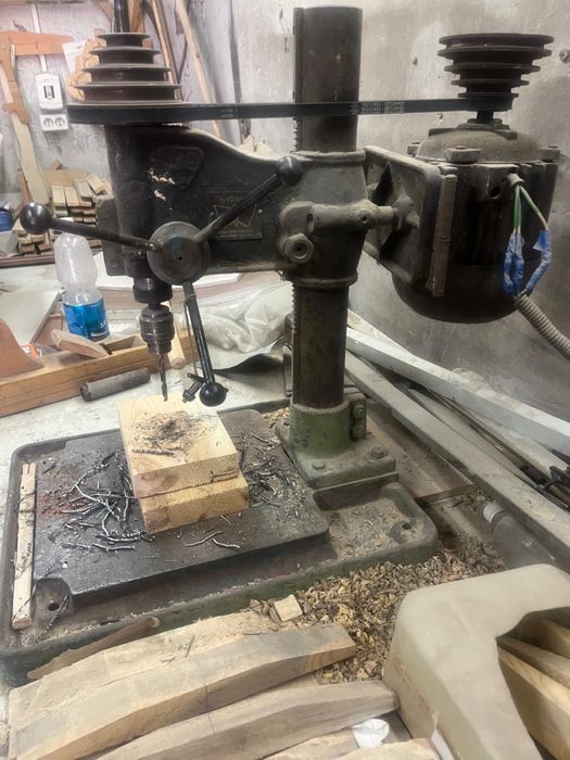 Настольно сверлильный станок в рабочем состояний 380 В