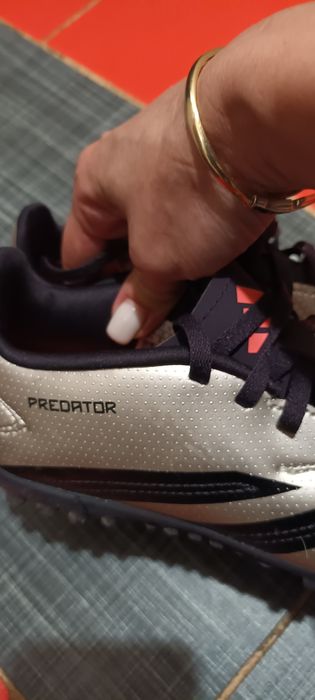 Бутонки адидас нови 35 1/2номер