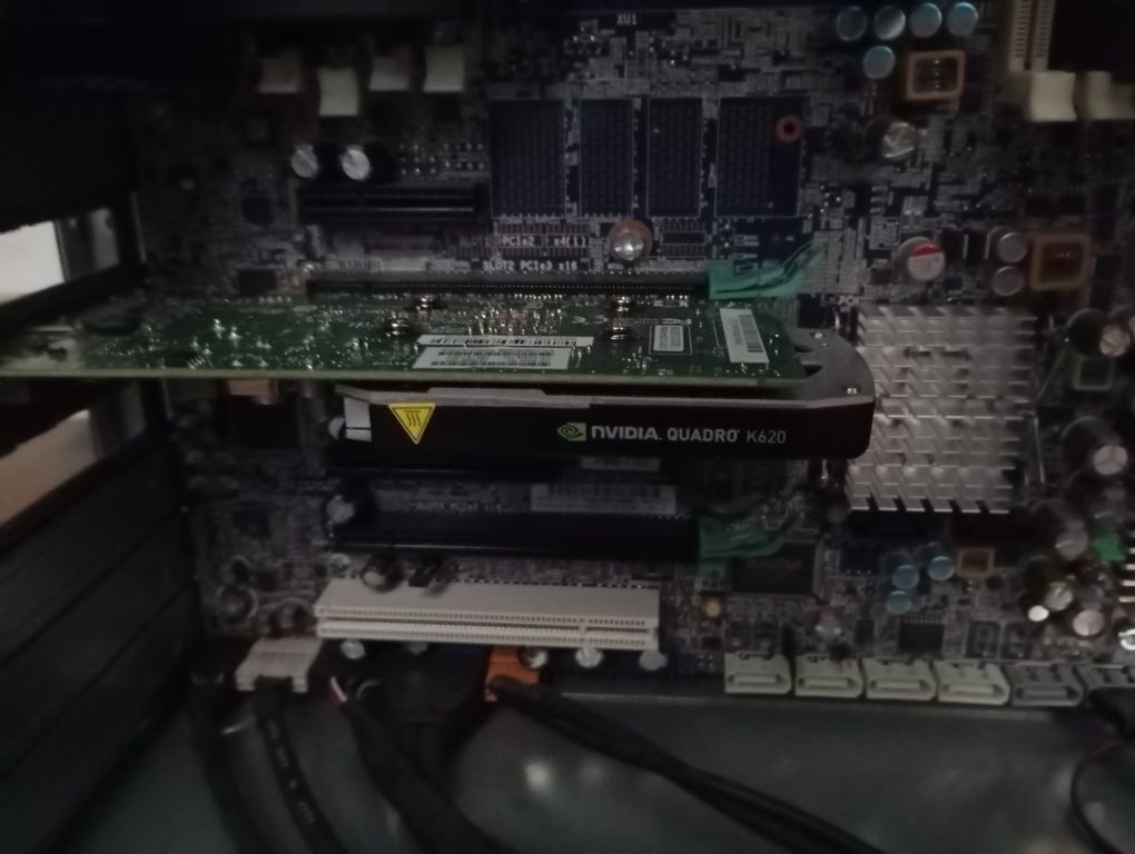 продавам работна станция HP Z420 Workstation