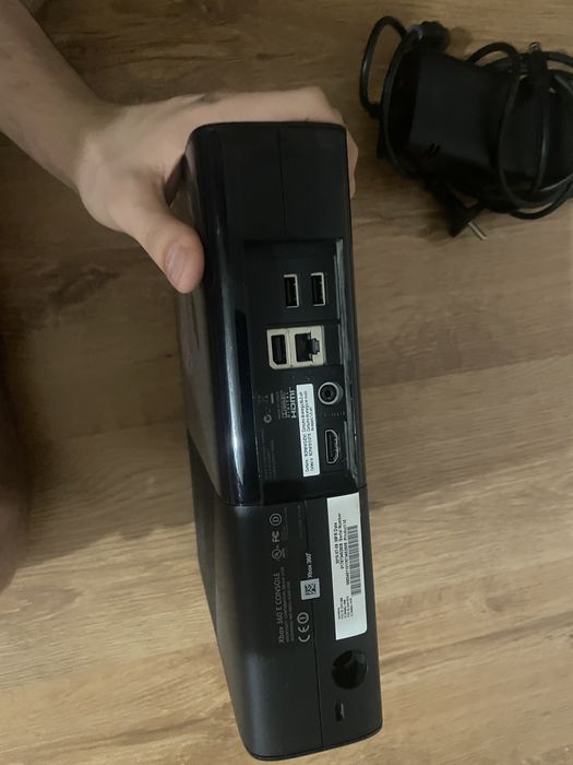 Xbox 360 + jocuri + 2 manet