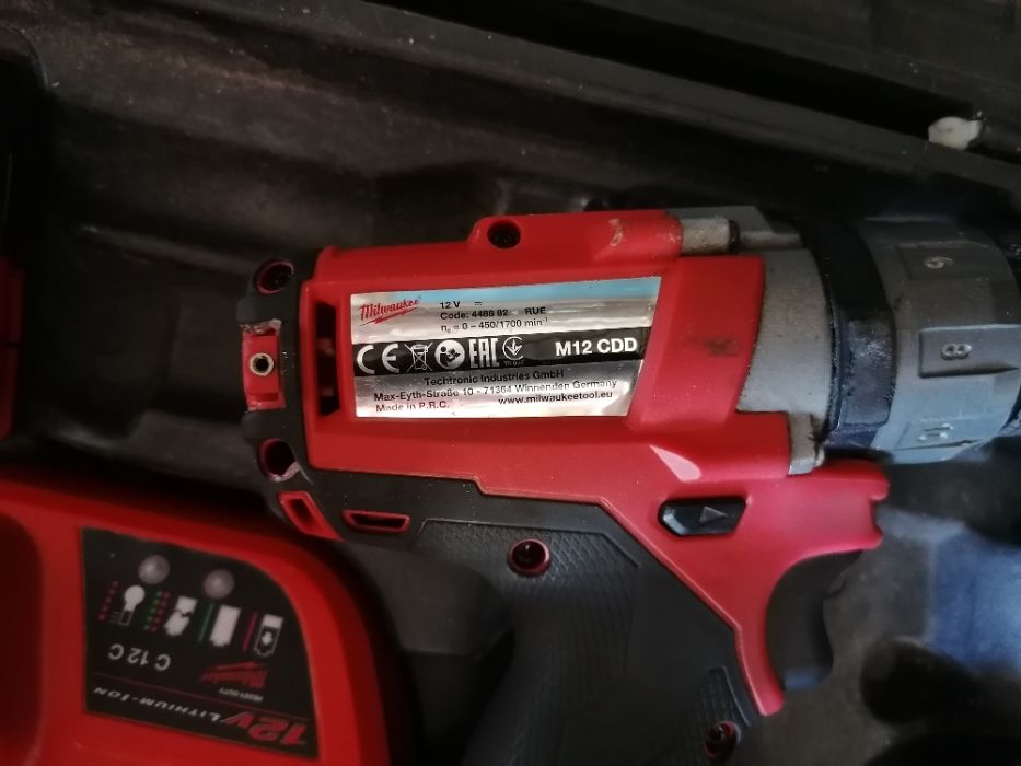 vand filetanta Milwaukee M12 Fuel fara perii