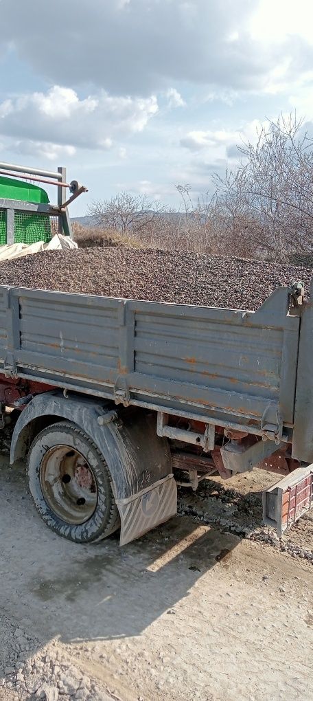 Aduc materiale din balestiera nisip, pietriș, pământ, beton