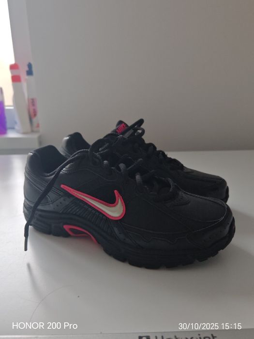 Vând adidași Nike noi.