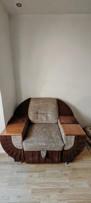 Кресло с деревянными подлокотниками