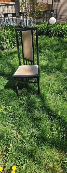 Здрави пластмасови и дървени столове