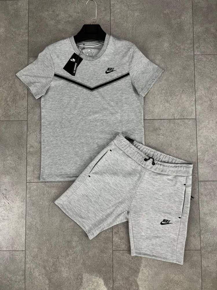 Мъжки къси екипи Nike.