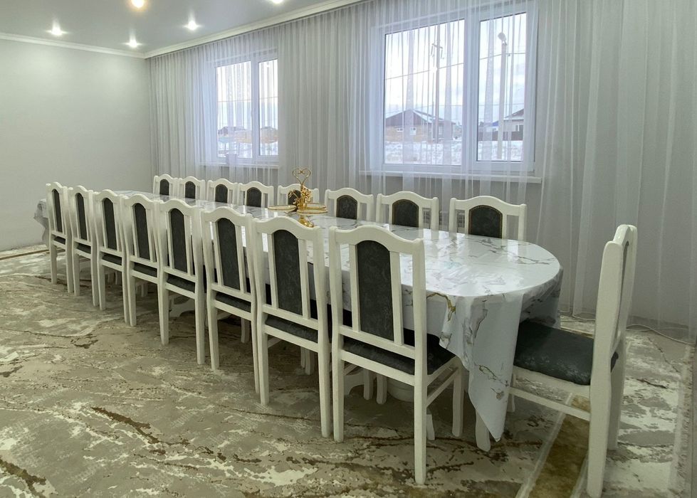 Продам гостинный стул со стульями и детский гарнитур 2 кровати и шкаф.