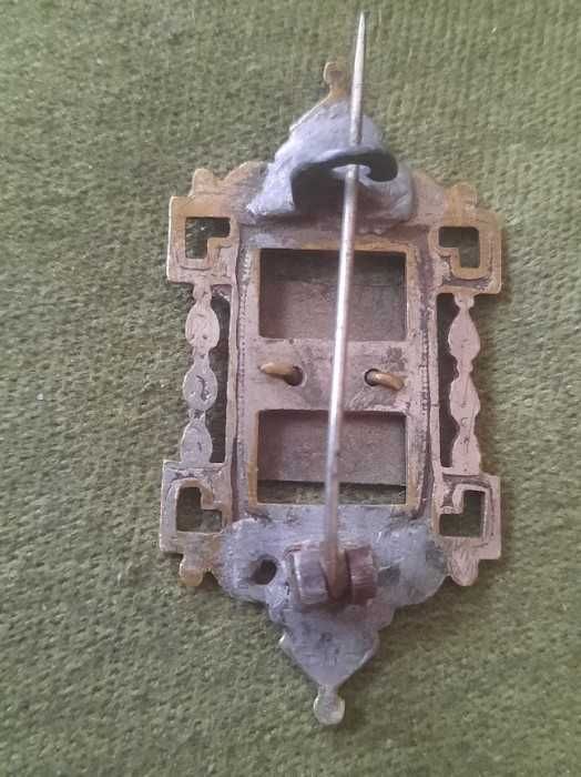 broșă cu rândunică în zbor pictată pe email