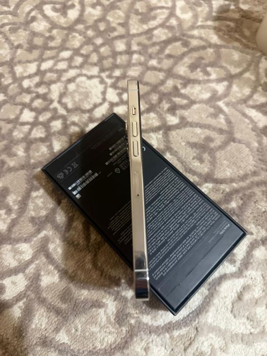 Vand iPhone 13 Pro, impecabil, cutie, încărcător + huse