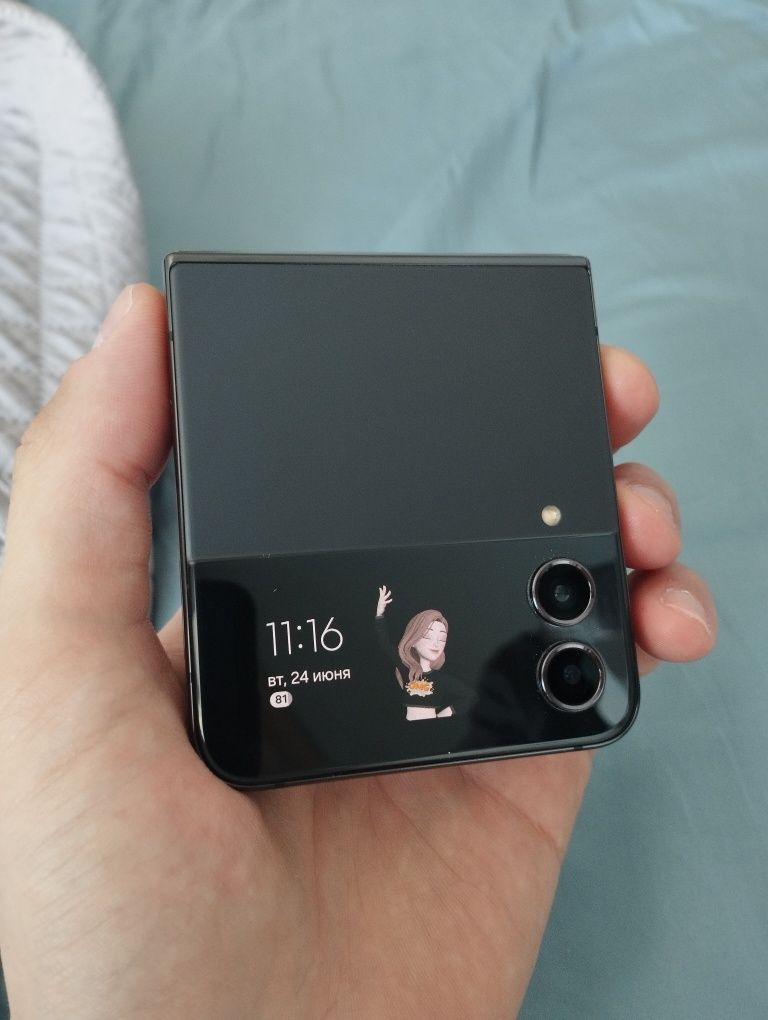 Samsung Z Flip 4 в идеальном состоянии