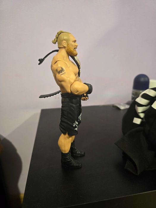 Продавам кеч фигура на Брок Леснар като нова е!