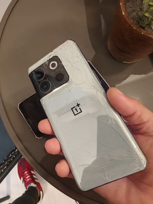 Oneplus 10T model 16 giga RAM capac spate crapat.