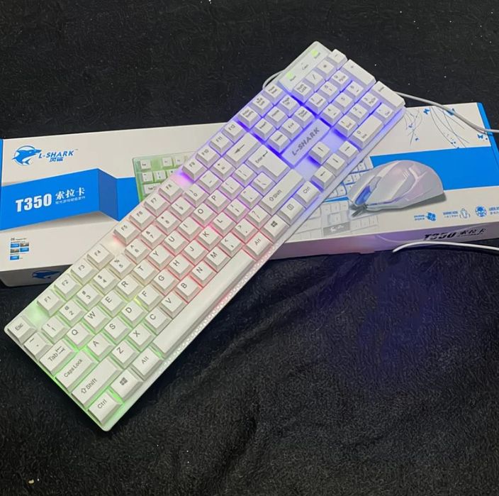 Клавиатура белого цвета