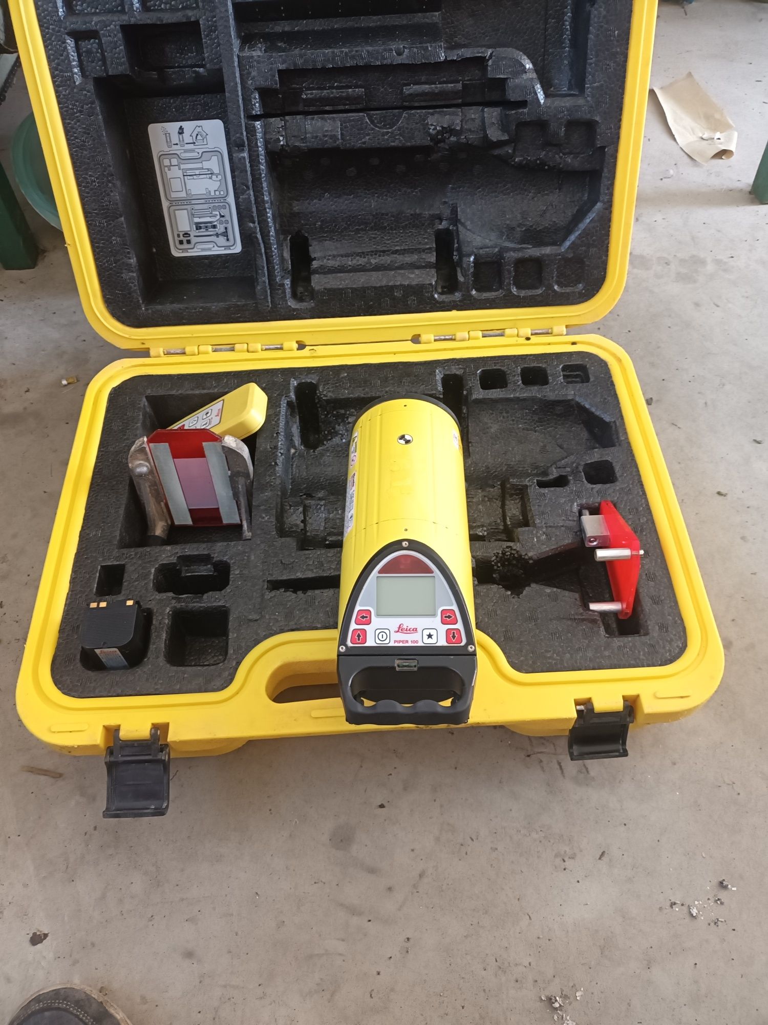 Laser  leica pipre 100 ,pentru canalizări cu lumina roșie