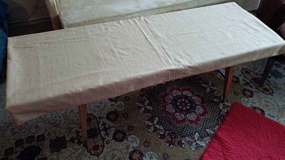 Подарявам разтегателен диван, две кресла, две табуретки и маса .