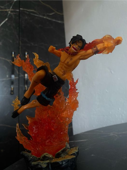 Мускулистый Эйс из Ван Пис фигурка