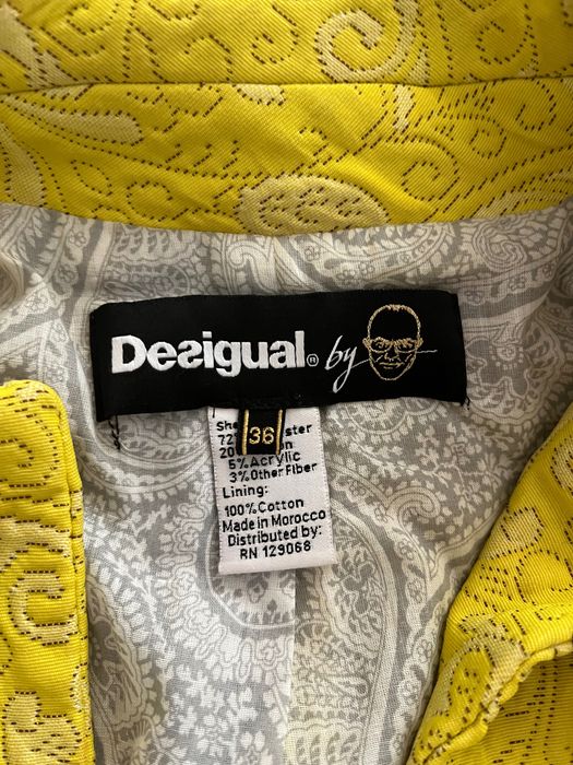 Pardesiu galben de la Desigual