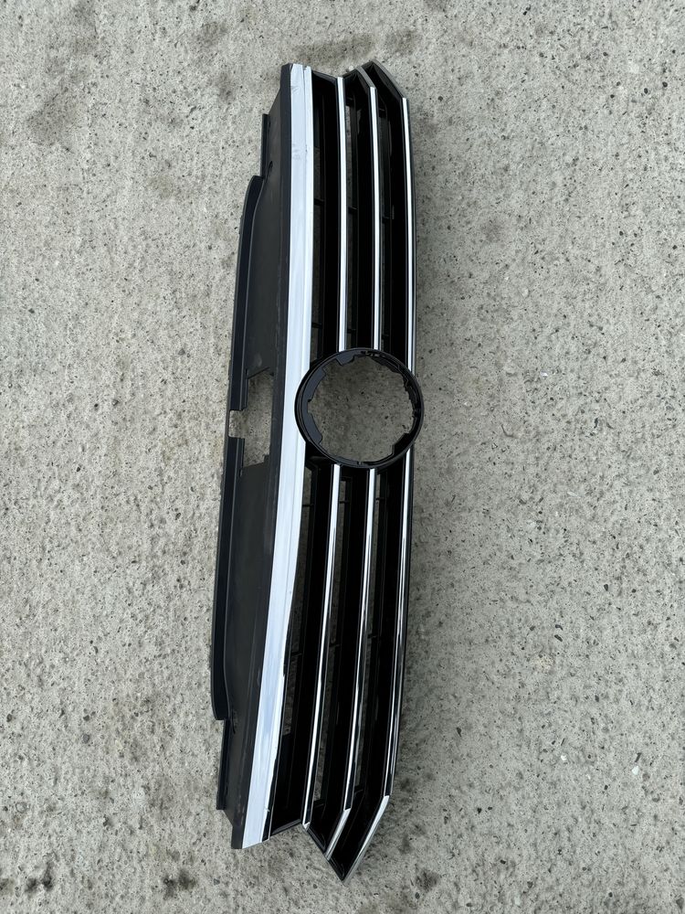 Vând grila radiator VW PASSAT B8,