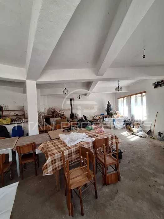 Сграда в Центъра на с. Цар Калоян
