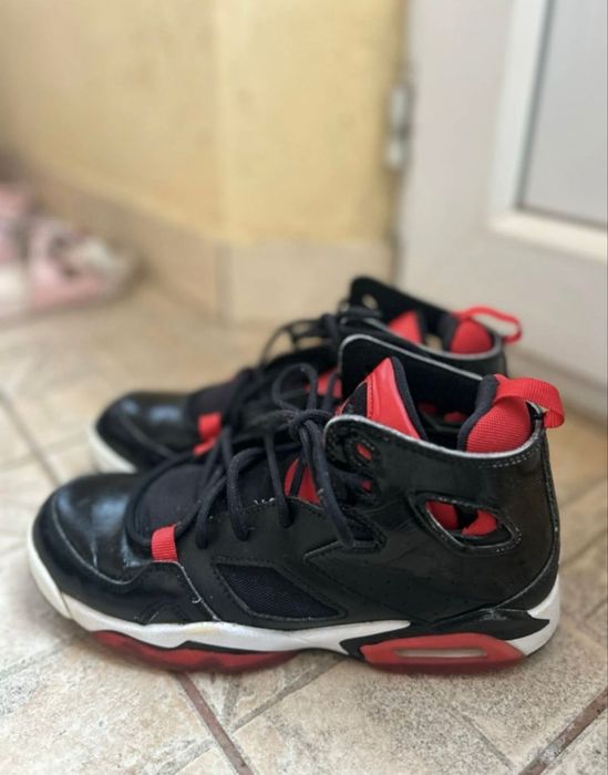 Vând adidași Jordan Flight Club