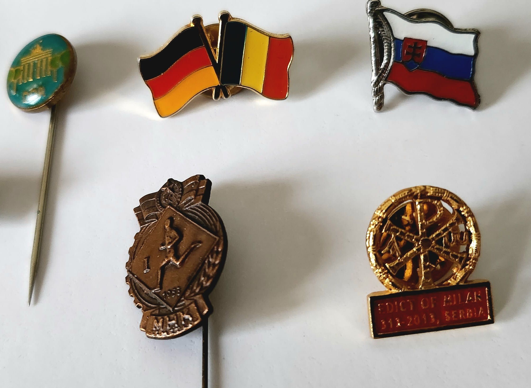 Lot de insigne vechi și mai noi, plus câteva accesorii militare