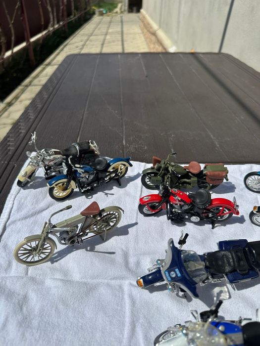 Vând colecție de machete moto