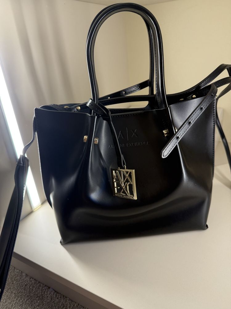 Черна спортно-елегантна чанта на Armani Exchange
