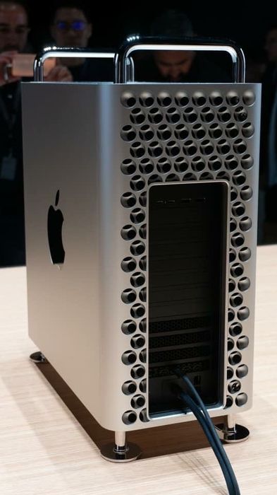Macpro m2 ultra 128 gb ram 19terra bayt asosiy xotira xideo karta 128