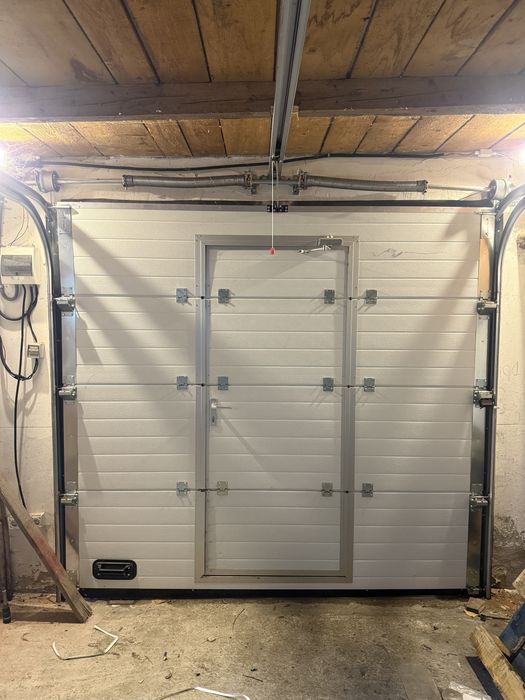 Usa garaj cu pietonala 240cm (l)/210cm(h)