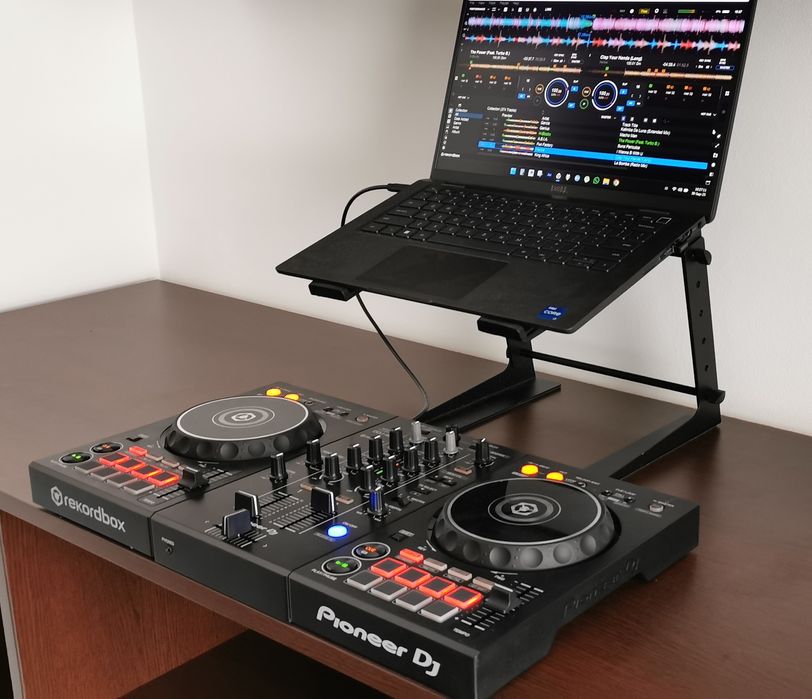 Laptop stand Adam Hall pentru DJ