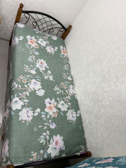 матрасом с размерами 1.8х0.9