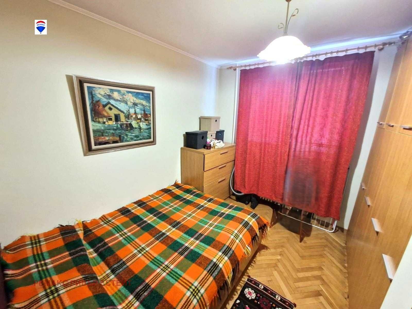 Втори етаж от къща за продажба кв. Родина 2