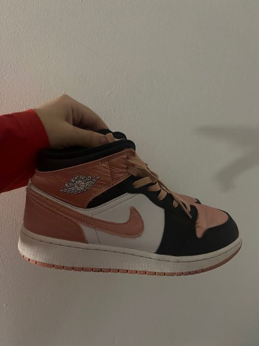 Jordan 1 Mid Satin Pink