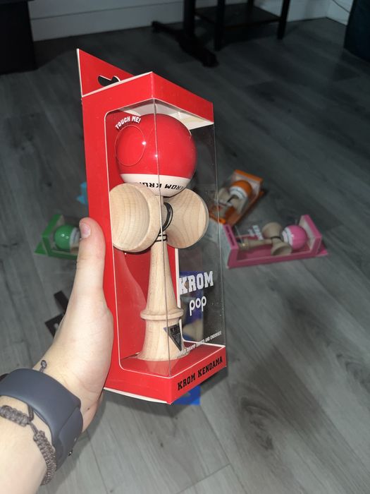 Kendama KROM POP LOL Sticky (Rosu/Red)