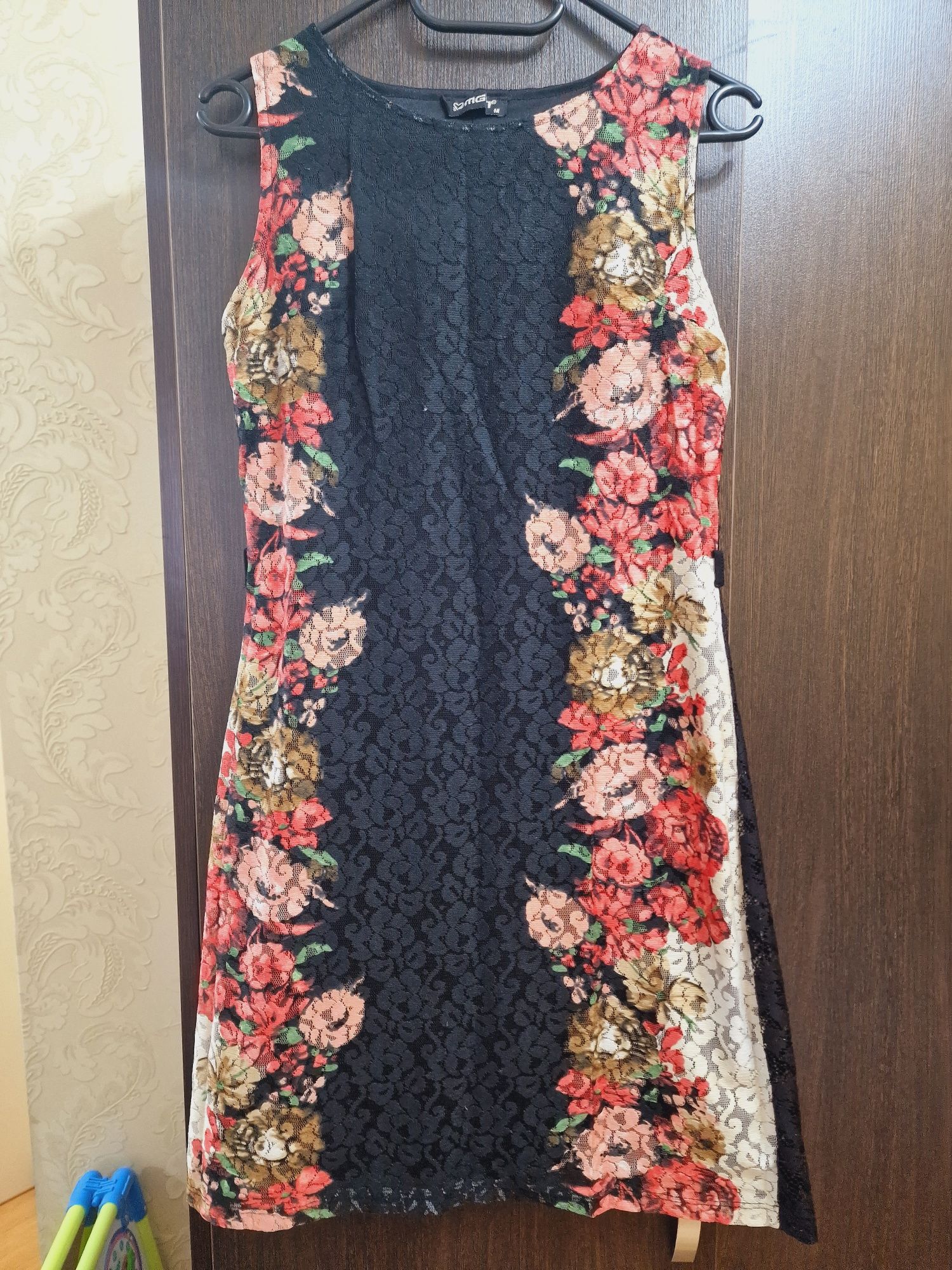 Пакет женских вещей: платья, сарафаны размер 44-46, М