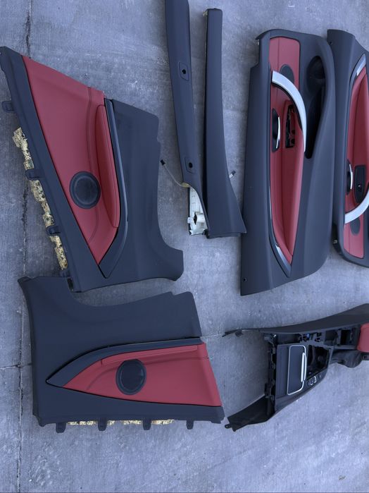 F33 кори на вратите червени