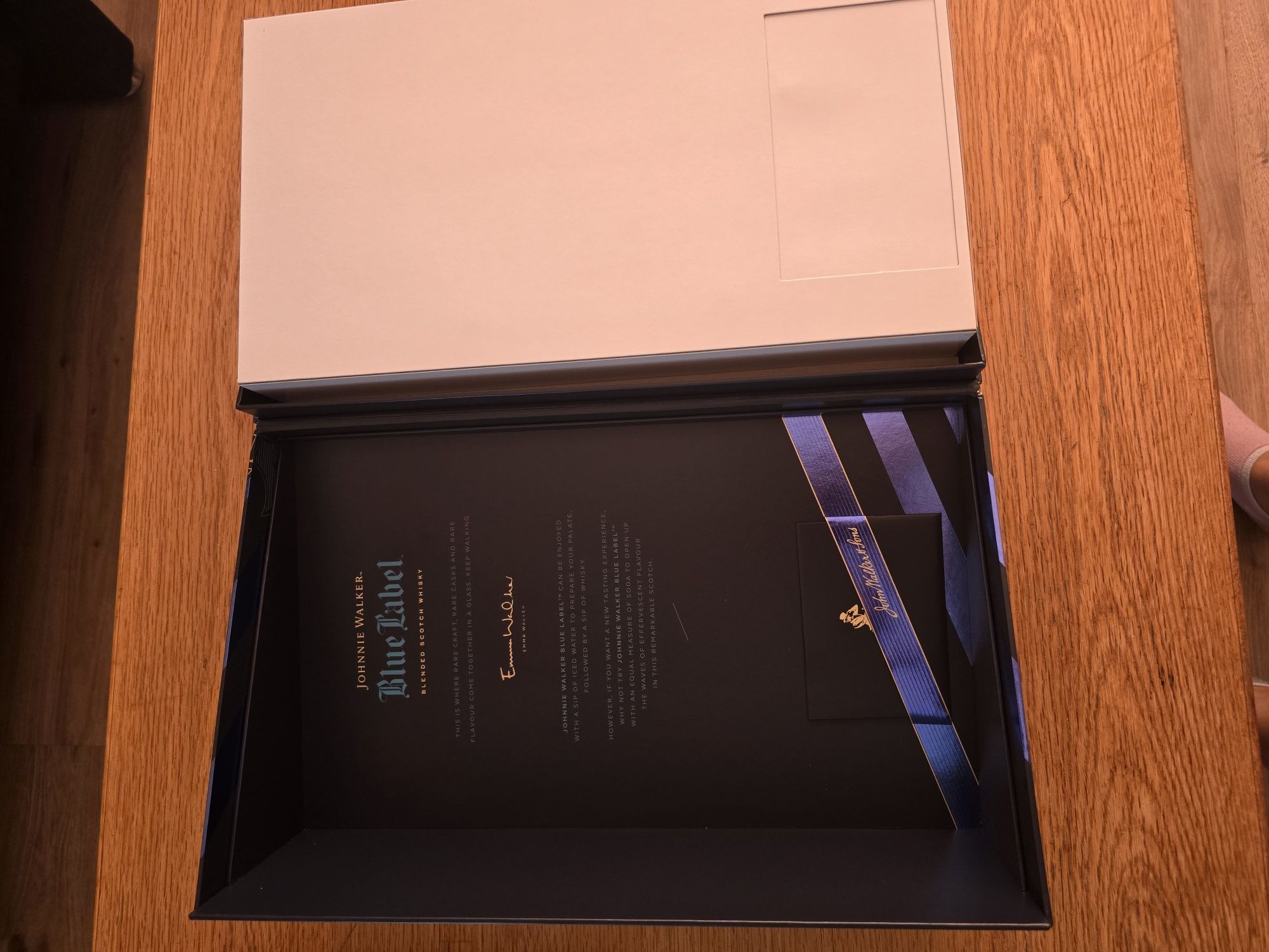 Празна кутия от Johnnie Walker Blue Label синьо джони