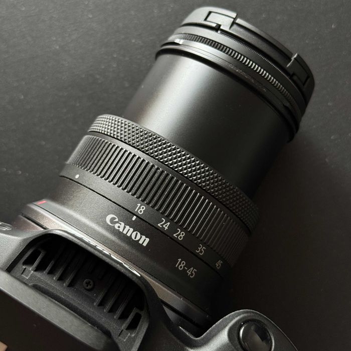 Canon EOS R50 Mirrorless + Obiectiv RF-S 18–45mm + Accesorii – Ca Nou