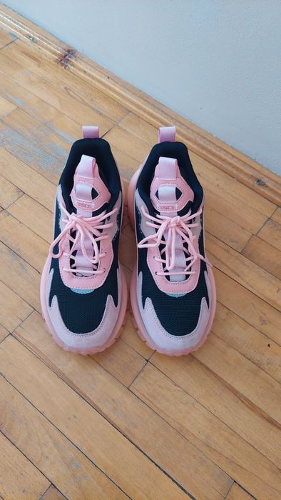 Продавам чисто нови маратонки