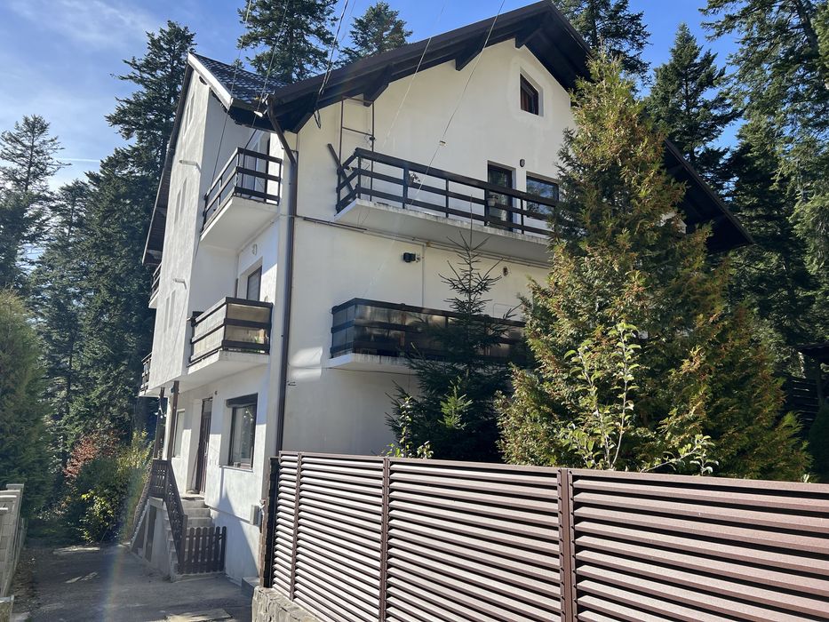 Apartament cu mansardă + 2 balcoane în vilă – gata de mutat