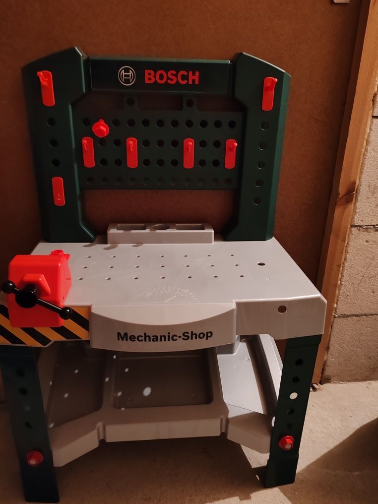 Детска работилница , Bosch  без инструменти  , много запазена .